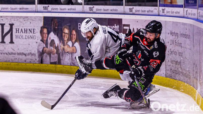 Auch im zweiten Finale zwischen den Blue Devils und den Hannover Scorpions gab es jede Menge packende Zweikämpfe, wie hier zwischen dem Weidener Kurt Davis und Dylan Wruck. Bild: Werner Moller