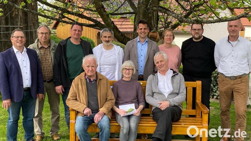 Bürgermeister Rudolf Teplitzky (Mitte) und die Stadträte der Parteilosen Wählergemeinschaft bedankten sich bei Christa Zapf (sitzend mit Ehemann Josef, links) für ihr jahrzehntelanges ehrenamtliches Engagement mit einer Ruhestandsbank. Bild: Holger Most/exb