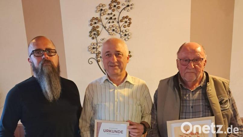 Vorsitzender Stefan Lindner mit Jubilar Hans Wittmann und dem neuen neue Ehrenmitglied Helmut Hart (von links). Bild: Liederkranz Schönkirch/exb