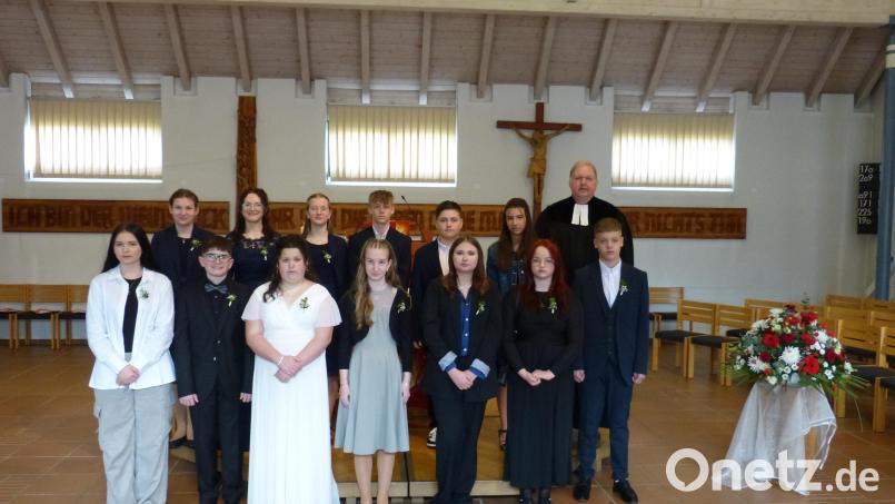 Die Neustädter Konfirmanden (von links): Kristina Rudenko, Amily Muth, Simon Scheidler, Samantha Zilke, Emilie Valger, Yara Mattausch, Amelie Amschl, Fabian Jakob, Sebastian Zirngibl, Katharina Scheirer, Luna Nuñez Hübner, Josephine Richtmann, Pfarrer Ulrich Gruber und Elias Litau. Bild: Göldner-Gruber/exb
