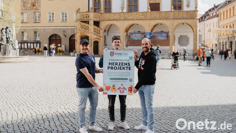 Dominik Lenz, Philipp Koch und Christof Dehling (von links) von Round Table 235 Amberg-Sulzbach präsentieren den „Förderpreis für Herzensprojekte“ Bild: Dominik Lenz/exbv
