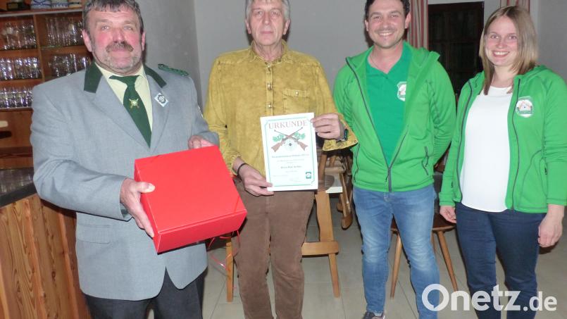 Schützenmeister Josef Bäumler ehrt Johann Kellner für 50 Jahre Mitgliedschaft im Beisein von Kassierer Johannes Meindl und Sportleiterin Theresa Bodensteiner (von links). Bild: sl