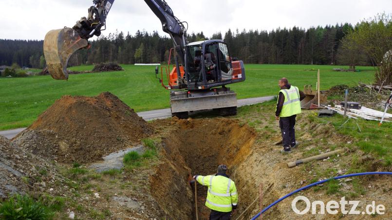 Mit dem Kanal- und Wasserleitungsbau geht es in Witzlasreuth wieder weiter. Bis Mitte November sollen die umfangreichen Arbeiten abgeschlossen sein. Bild: bkr