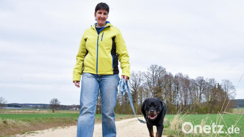 Vanessa Vogel aus Ammersricht mit ihrem zwölf Jahre alten Rottweiler-Rüden Bonsai. Bild: Stephan Huber