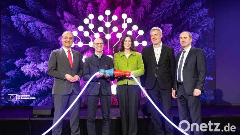 Start für das Projekt Gabreta Smart Grids in Neunburg v. Wald. Von links: Wolfgang Bücherl, Leiter der Münchner Vertretung der Europäischen Kommission, Bayernwerk-Vorstandsvorsitzender Dr. Egon Leo Westphal, die Vorstandsvorsitzende der E.ON Czech, Claudia Viohl, MdB Dieter Janecek, einer der Koordinatoren der Bundesregierung für Wirtschaft und Klimaschutz, und der Bayerische Wirtschafs- und Energieminister Hubert Aiwanger. Bild: DANIEL KLARE
ACTING IMAGES