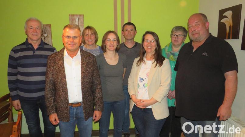 Der neue Vorstand (von links) musikalischer Leiter Norbert Zimmermann, Bürgermeister Karlheinz Budnik, Stadträtin Heike Lehner, neue zweite Kassenrevisorin Elisabeth Gierisch, Vorsitzender Martin Konz, neue Kassiererin Juliane Weber, Gisela Witt vom Nordbayerischen Musikbund und neuer Zweiter Vorsitzender Rainer Bauer. Bild: Stadtkapelle/exb