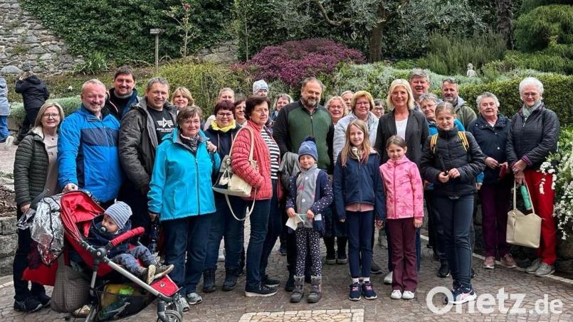 Begeistert von der Flugschau und überrascht vom politischen Gast Ulrike Scharf. Die Etzenrichter Gruppe sammelt sich vor der Kulisse beim Schloss Tirol vor dem Abstieg ins Dorf Algund. Bild: Richard Vollath