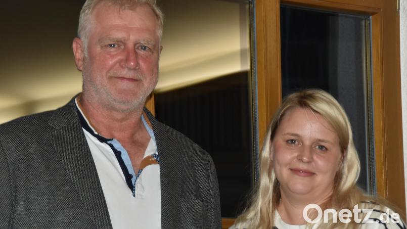 Heimatring-Vorsitzender Heiner Vierling dankt Susann Voit vom Jugendamt für deren Vortrag. Bild: hcz