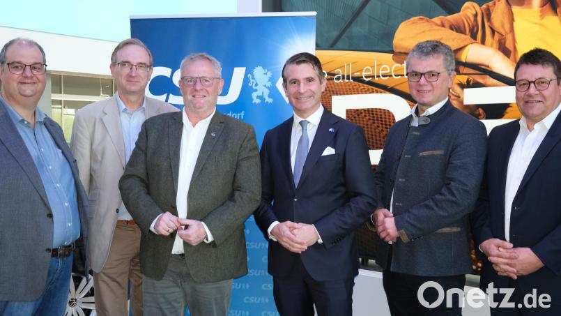 Europaminister Eric Beißwenger (Dritter von rechts) trifft sich zum Gedankenaustausch mit dem Sprecher der Mittelstandsunion, Christian Paulus, dem CSU-Kreisvorsitzenden Alexander Flierl, dem Schwandorfer OB Andreas Feller, dem Bezirksvorsitzenden des Bayerischen Gemeindetages, Martin Birner, und dem Wackersdorfer Bürgermeister Thomas Falter (von links). . Bild: Hirsch