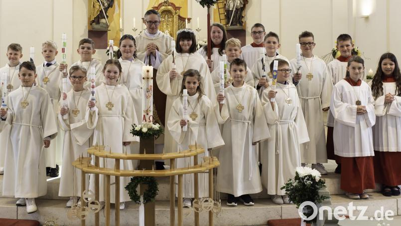 Pfarrer Adam Karolczak (hinten): &quot;Jesus begleitet euren Lebensweg.&quot; Bild: pi