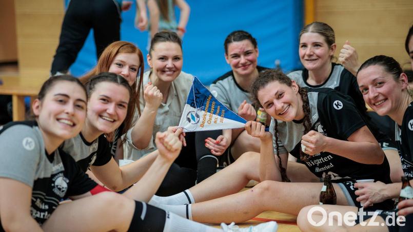 Da ist das Ding - der Meisterwimpel: Die Oberviechtacher Mädels feiern ihren Titel- Bild: Günter Uschold