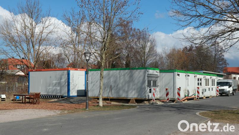 Die ukrainischen Flüchtlinge, die früher in diesen Containern untergebracht waren, wohnen mittlerweile im Vilsecker Stadtgebiet. Jetzt sollen die Container vom Ziegelanger ins Gewerbegebiet umgesetzt werden, um dort in ihnen weitere 25 Flüchtlinge unterzubringen. Bild: Stefanie Gradl