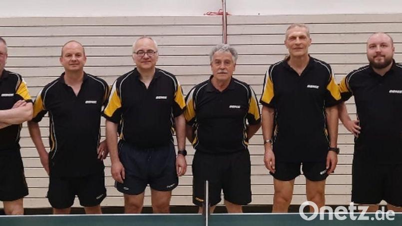 Die erfolgreiche Neustädter Tischtennis-Mannschaft: (von links) Hubert Brunner, Herbert Schnös, Harald Krämer, Notis Xagoraris, Ralf Weidinger und Florian Juilfs. Bild: Frisch