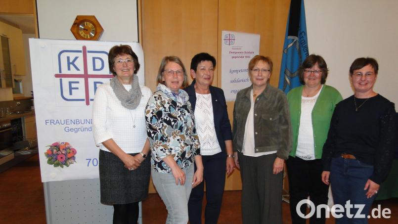 Einen neuen Vorstand wählt der Katholische Frauenbund Schlicht (von links): Zweite Vorsitzende Christa Münster, Johanna Schertl, Erste Vorsitzende Maria Hefner, stellvertretende Diözesanvorsitzende Ilona Grabinger-Lache, Christine Ratzke und Regina Leonhard. Bild: ct
