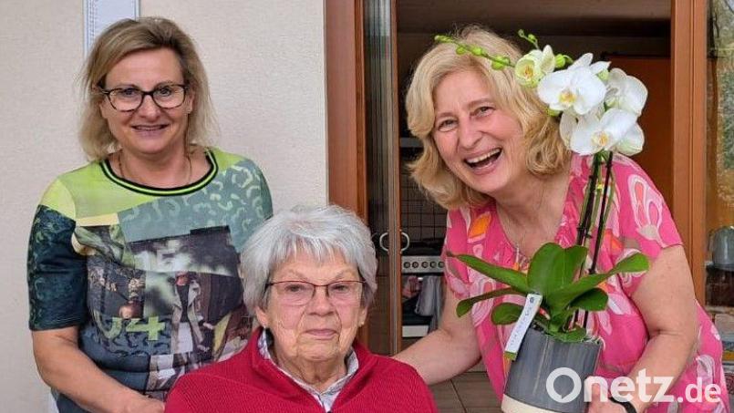 Seit 45 Jahren ist Sieglinde Schärtl (Mitte) Mitglied der Frauen-Union. Vorsitzende Elisabeth Kraus und ihre Stellvertreterin Monika Epp gratulieren. Bild: e