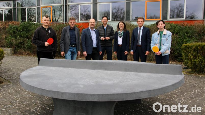 Eine runde Sache, die vom Förderverein des BSZ Amberg gespendete Tischtennisplatte. Bild: Claudia Wittmann/exb