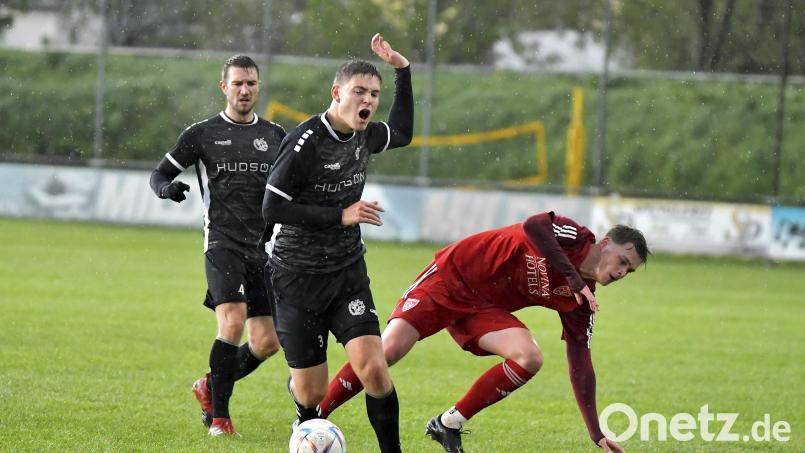 Fabian Vogl (Zweiter von links) von der DJK Gebenbach wird in dieser Szene von seinem Kornburger Gegenspieler (rechts) von den Beinen geholt, beobachtet vom Gebenbacher Kapitän Jan Fischer (ganz links). Beide Teams trennten sich 1:1. Bild: Hubert Ziegler