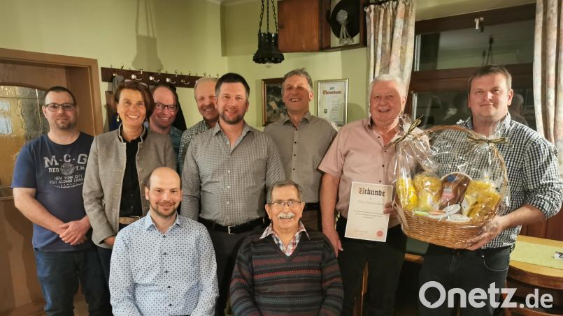Die Gärmersdorfer Jagdgenossen wählen einen neuen Vorstand (hintere Reihe, von links): Christoph Trummer, stellvertretende Bürgermeisterin Birgit Singer Grimm, Markus Fruth, Hans Kern, Tobias Scharl, Vorsitzender Alfons Purschke, Eduard Scharl und Florian Birner; sitzend (von links): Michael Ströhl und Johann Walz. Bild: Michael Ströhl/exb