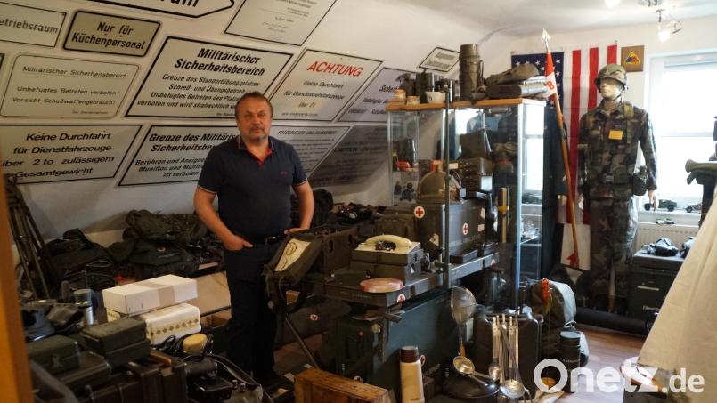 Hier verbringt Johann Gruber jede freie Minute: Inmitten seiner Sammlung von Militärgegenständen. Bild: wel