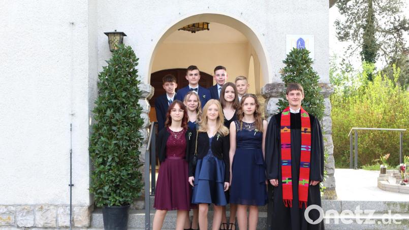 Neun junge Leute mit Pfarrer Michael Herán an der Tür zur Christuskirche, wo sie am Sonntag Konfirmation feierten. Bild: Jennifer Herán/exb