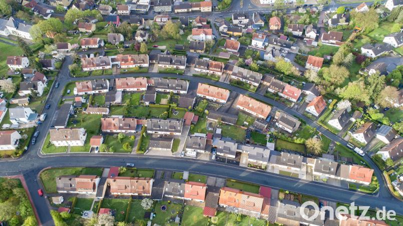 Die Czeikestraße erschließt den kompletten Siedlungsbereich oberhalb der Hugo-Geiger-Straße, die am unteren Bildrand zu erkennen ist. Dort klagen Anwohner bei Starkregen über Wasserschäden, was an der maroden Kanalisation liegen soll. Im Bauausschuss stellten Planer einen neuen Entlastungskanal mit Straßenvollausbau in diesem Bereich als Lösung vor. Bild: Thilo Hierstetter