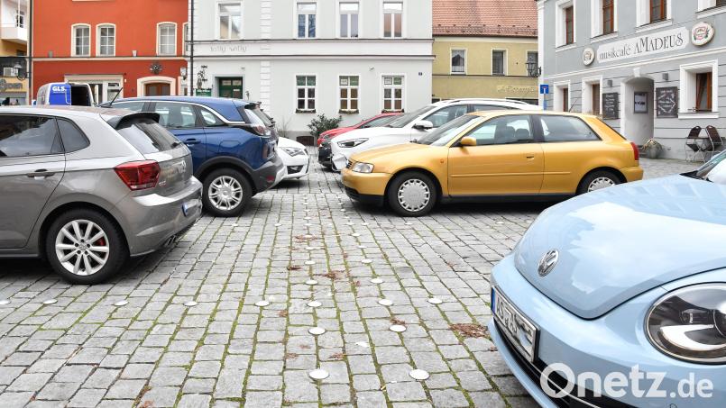 Der Salzstadelplatz in Amberg soll mit vier Bäumen grüner werden. Das beschloss der Stadtrat am Montagabend. Bild: Petra Hartl