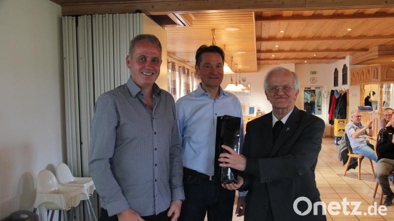DJK-Präses Stadtpfarrer Josef Häring (rechts) wurde in der Jahreshauptversammlung nach 24 Jahren vom Vorsitzenden Achim Neupert und seinem Stellvertreter Michael Hauer (von links) verabschiedet. Bild: prh