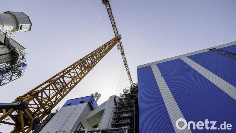 Der Bau der neuen Rauchgas-Reinigung im Schwandorfer Müllkraftwerk schreitet voran. Die Maßnahme ist Teil des Großprojekts &quot;Triphönix&quot;. Bild: Hösamer