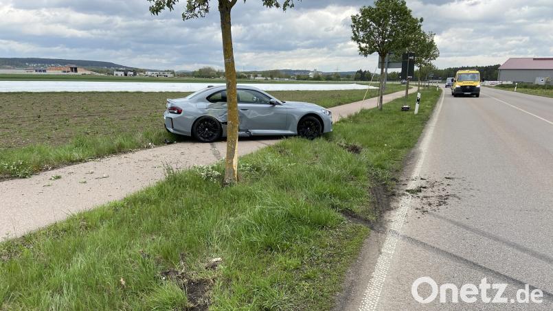 Neben der Hans-Kraus-Allee in Schwandorf kommt ein Auto zu stehen, nachdem es sich von der Fahrbahn weggedreht hatte. Bild: Polizei Schwandorf/exb