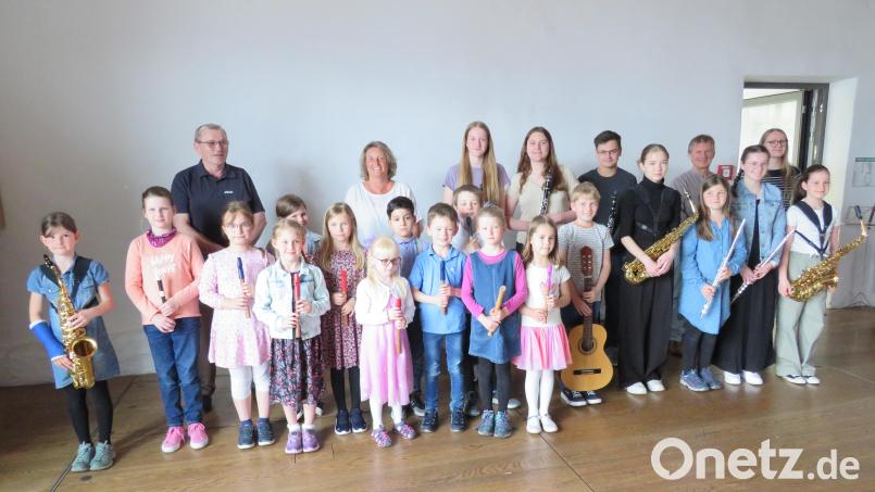 Die Kinder der Jugendblaskapelle, die beim Vorspielnachmittag spielten, mit ihren Ausbildern. Bild: adj