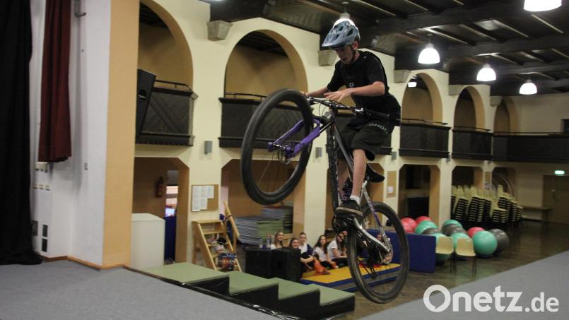Rad-Akrobat Simon Eckstein (14 Jahre) in Aktion: Seine Vorführungen werden zu den Highlights im Sportgala-Programm des TV Waldsassen zählen. Bild: kro