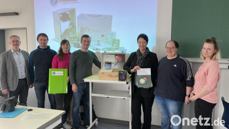Realschuldirektor Stephan Drexler, Rainer Löw, Barbara Strenge, Manuel Brucker, Kerstin Bogner, Florian Trißl und Tina Hartung bei der Lehrerfortbildung an der Realschule im Stiftland. Bild: Sparkasse Oberpfalz-Nord/exb