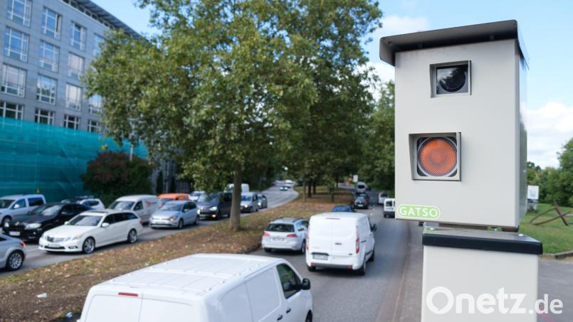 Eine Radarfalle steht neben einer Straße. Solche festen Blitzer sind in Bayern eine Seltenheit. Symbolbild: Ole Spata/dpa