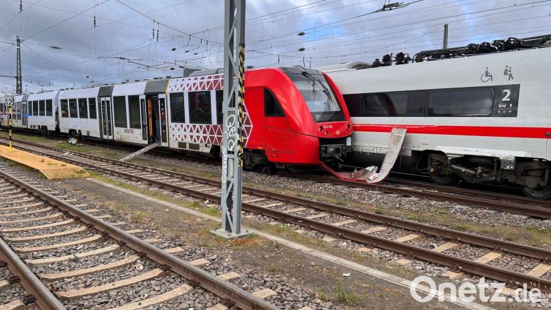 Der Wormser Hauptbahnhof sowie die Bahnstrecke zwischen Worms und dem Flughafen Frankfurt waren am Dienstag infolge des Unfalls vorübergehend gesperrt. Bild: Feuerwehr Worms/dpa