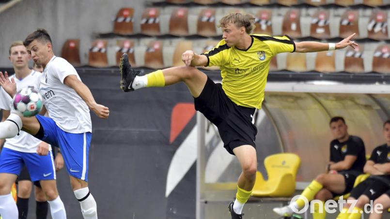 Hervorragende Haltungsnoten für Noah Majdic (rechts) vom FC Amberg. Der Mittelfeldabräumer war bisher in jedem Saisonspiel dabei. Bild: Hubert Ziegler