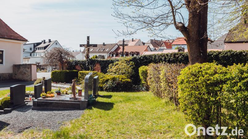 In der Nähe des Priestergrabes am Bärnauer Friedhof (im Bild circa mittig) sollen demnächst Urnengrabstellen entstehen. Auch für den neuen Friedhof beschloss der Stadtrat die Installation zweier Urnenplätze auf stillgelegten Grabstellen. Bild: Susanne Forster