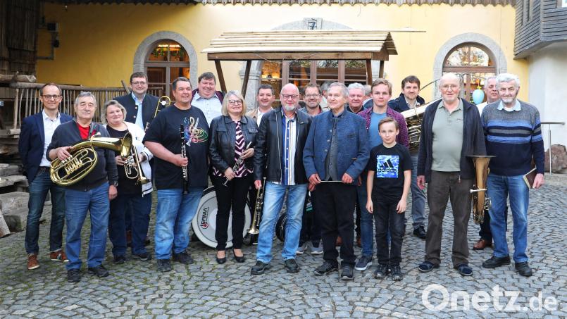 Stadtkapellmeister German Martetschläger (Neunter von links) mit Geburtstagsjubilar Josef Faltenbacher (Elfter von links) und seiner Tochter Tanja (Siebte von links), Schwiegersohn Jürgen sowie deren Kinder Simon (Dreizehnter von links) und Kilian (Vierzehnter von links). Bild: Jochen Neumann/Stadt Erbendorf/exb