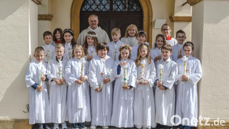 Nach dem Empfang der ersten heiligen Kommunion stellten sich die Kinder bei strahlendem Sonnenschein den Fotografen. Mit im Bild der liturgische Dienst und Pfarrer Roland Klein(hintere Reihe 2. v. links) und Gemeindereferentin Stefanie Seufert-Wolf (hintere Reihe 2. von rechts) Bild: Christine Cirbus