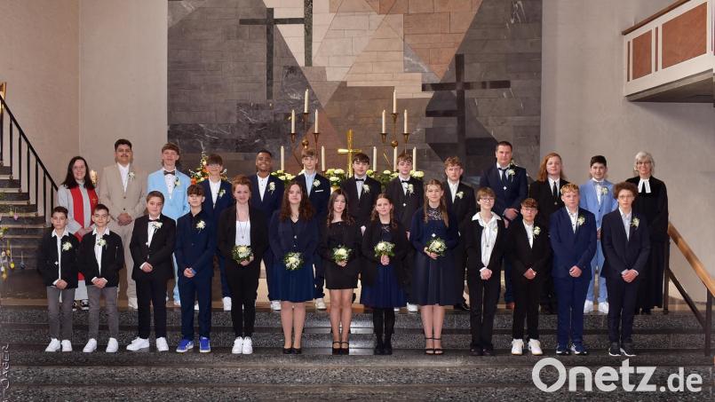 Die jungen Leute nach ihrer Konfirmation mit Pfarrerin Ulrike Häberlein und Diakonin Bettina Kopp. Bild: Fotohaus Jäger/exb