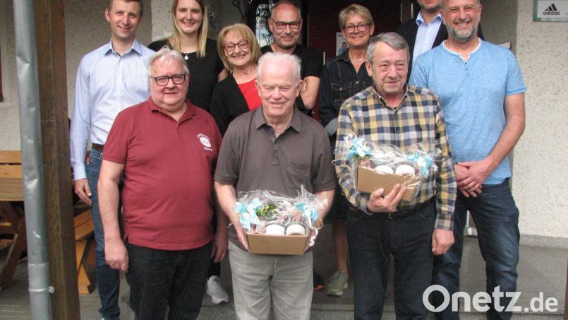 Vorsitzender Rainer Staufer (vorne links) verabschiedete die Gründungsmitglieder Erhard Kleber und Hans Klemm aus ihren Vorstandsämtern. Bürgermeister Richard Kammerer (oben rechts) gratulierte den neu gewählten Vorstandsmitgliedern zu ihrer Wahl. Bild: knh