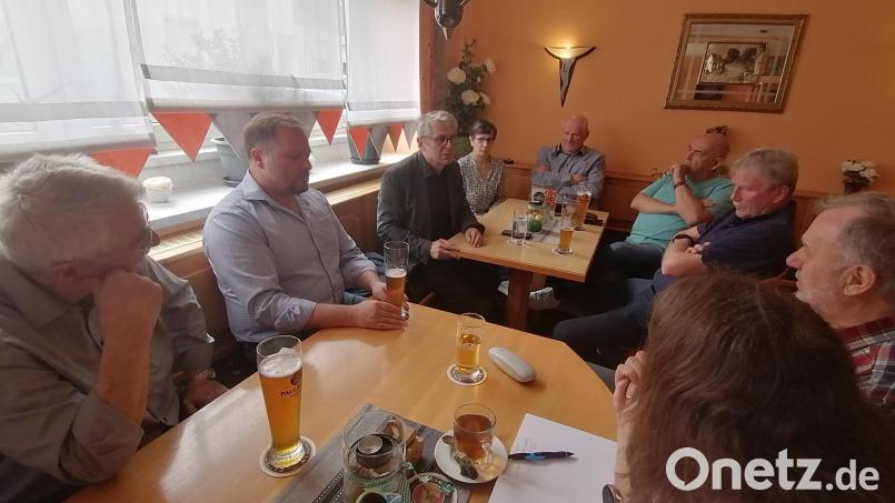Landtagsabgeordneter Martin Scharf (Dritter von links) war zu Gast beim Bürgertreff der Freien Wähler in Mitterteich. Bild: Freie Wähler Mitterteich/exb