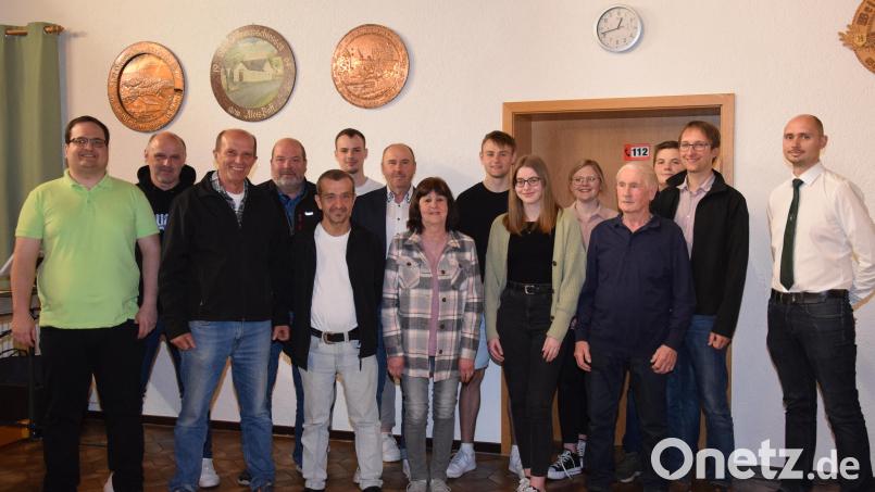 Stellvertretender Bürgermeister Roman Bauer (7.v.li) gratuliert Schützenmeister Roland Fichtl (rechts) und seinem Team zur Wiederwahl. Bild: fla