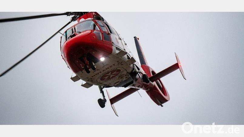 Ein Rettungshubschrauber setzt zur Landung auf dem Flugplatz einer Klinik an. Bild: Stefan Sauer/dpa/Symbolbild