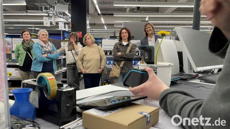 Welche Möglichkeiten es gibt, verschiedene Geräte zum Smart Home zu vernetzen, zeigen Christian Demleitner und Dominik Punzmann. Bild: Armin Hofbauer/AELF Regensburg-Schwandorf/exb