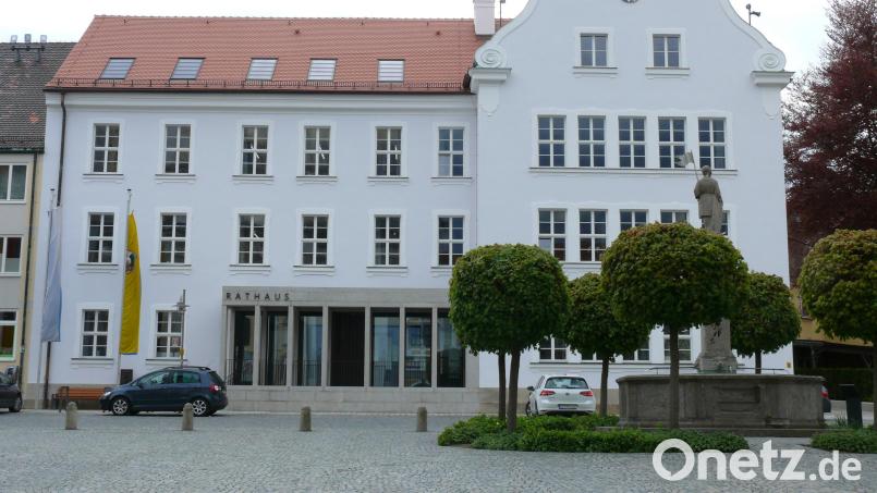 Geschlossen wurde das Rathaus Waldsassen (Bild) am Dienstagnachmittag nach einer Beschädigung eines Stromkabels direkt gegenüber vor der Basilika. Bild: kgg