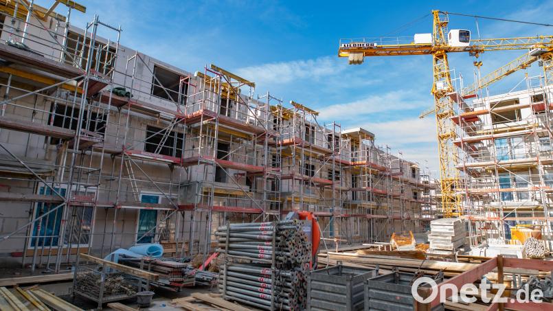 In Bayern herrscht einerseits Wohnungsknappheit, andererseits aber liegt die Baubranche darnieder: Bei einem Expertengespräch im Landtag wurden nun Lösungen erörtert. Symbolbild: Daniel Reinhardt/dpa