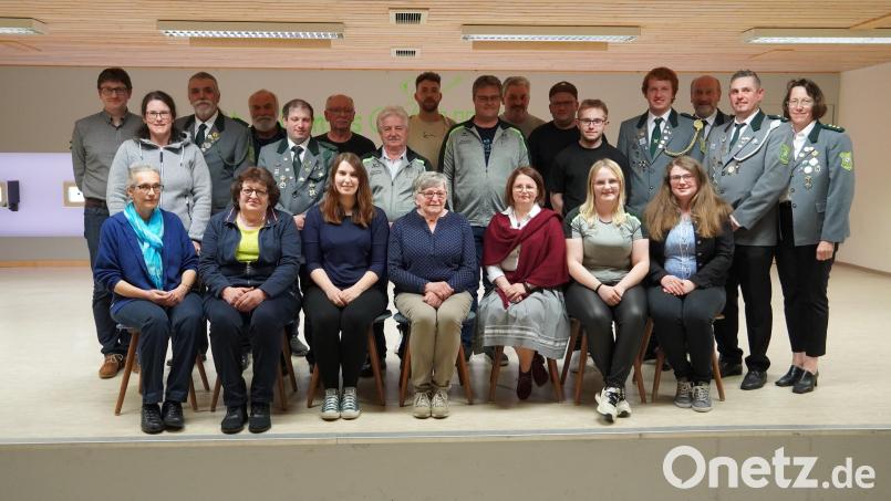 Die Geehrten der St. Thomas Schützen Oberlind mit Schützenmeisterin Renate Kellner (rechts) und Zweitem Bürgermeister Uli Münchmeier (links). Bild: Valentin Kellner/exb