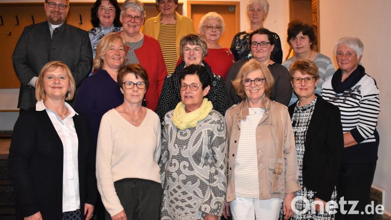 Diözesanvorsitzende Martha Bauer (links vorne) freut sich, dass es weiter geht beim Katholischen Frauenbund mit diesem neu gewählten Führungsteam. Bild: rgr