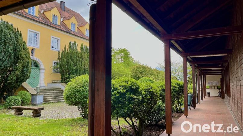 Gleich gegenüber den Unterrichtsräumen steht das schmucke, gelbe Übernachtungshaus der Höheren Landbauschule Almesbach. Die wenigsten Schüler übernachten dort allerdings noch. Bild: Gabi Schönberger