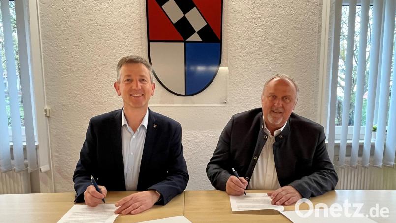 Die Bürgermeister Anton Peter (Ammerthal, rechts) und Albert Geitner unterzeichnen die Vereinbarung zur Übertragung der Aufgaben des Standesamts Ammerthal nach Ursensollen. Bild: Sonja Scharl/exb